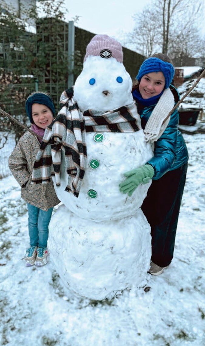 Juliètte en Renée uit Oostkamp beleefden vandaag heel wat sneeuwpret.