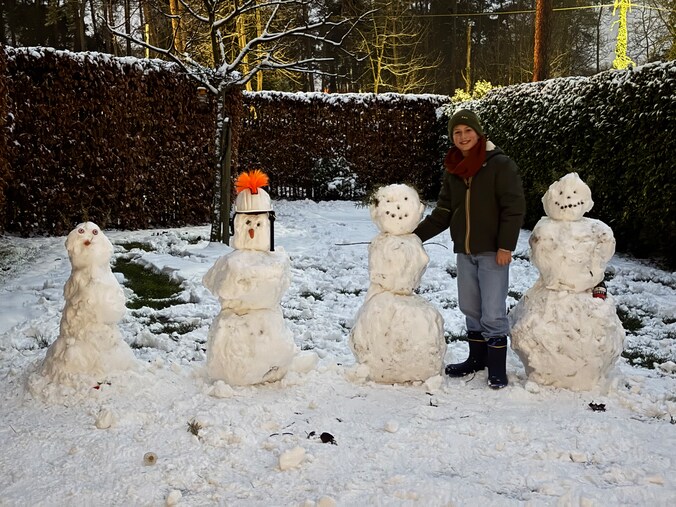 Arthur uit Bonheiden maakte een sneeuwpop-familie.