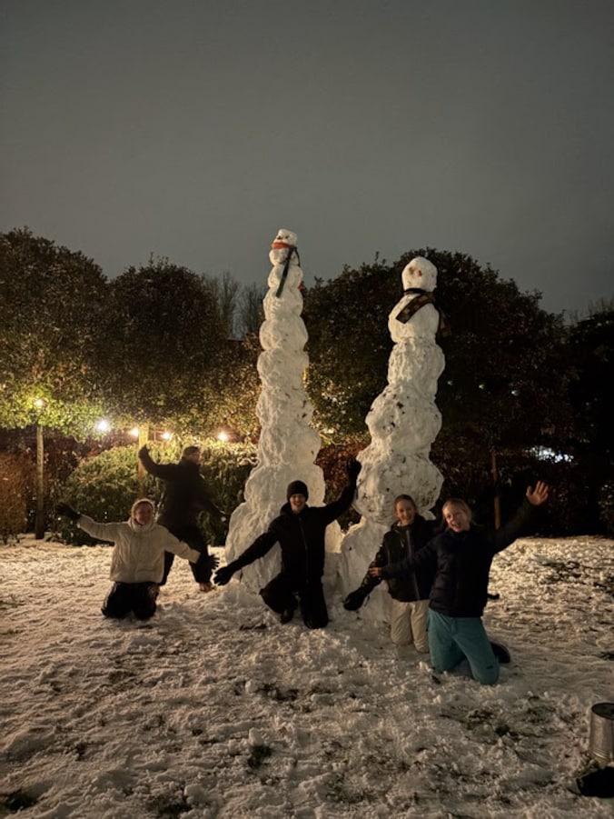 Olivia, Lucas, Ellen, Oscar & Mona uit Gontrode maakten twee gigantische sneeuwmannen.