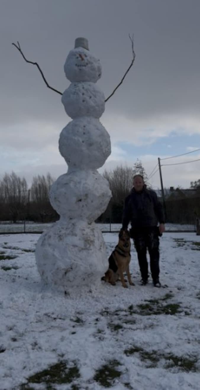 Jonas Coucke bouwde een sneeuwman van maar liefst 4,5 meter hoog.