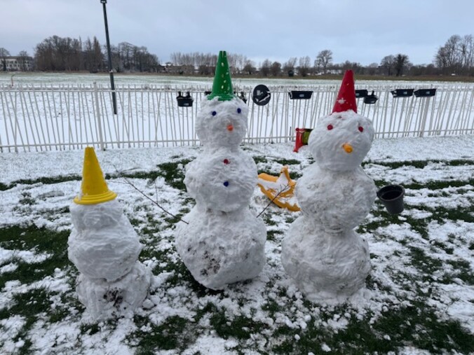 Kinderdagverblijf Stampertje maakt kleurrijke sneeuwpoppen na hevige sneeuwval in Brugge  