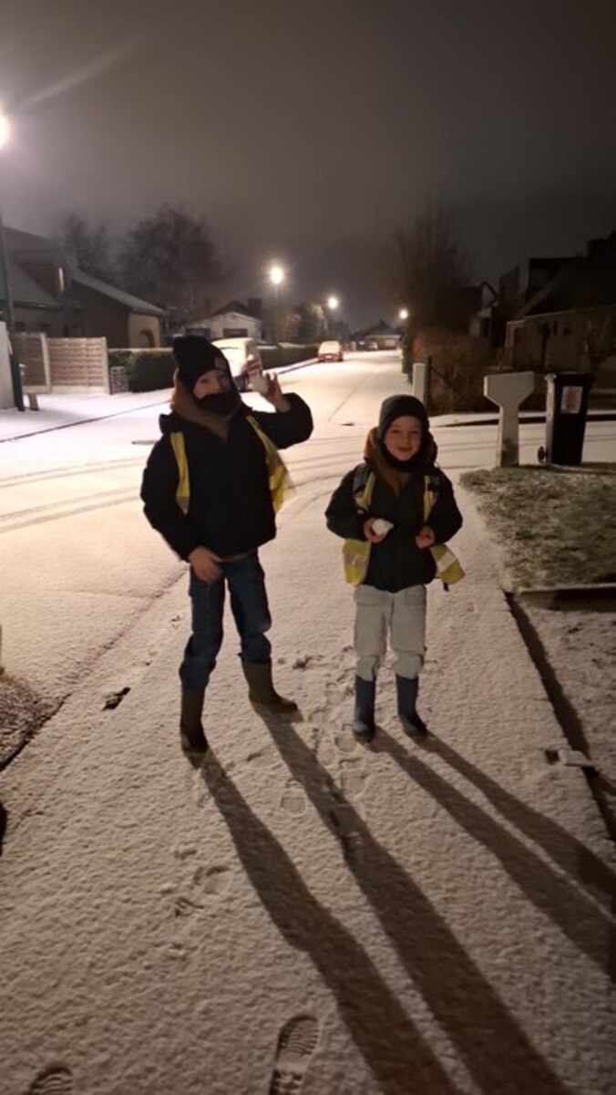Twee kinderen genieten als eersten van verse sneeuw  