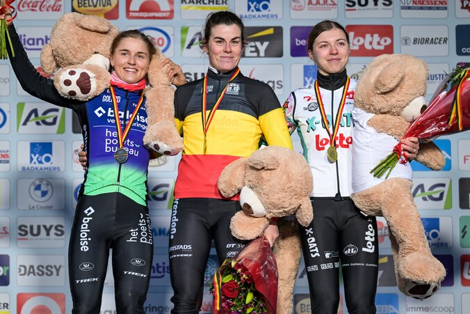 Fleur Moors (uiterst links) op het podium na het Belgisch kampioenschap veldrijden in Beringen op 10 januari.