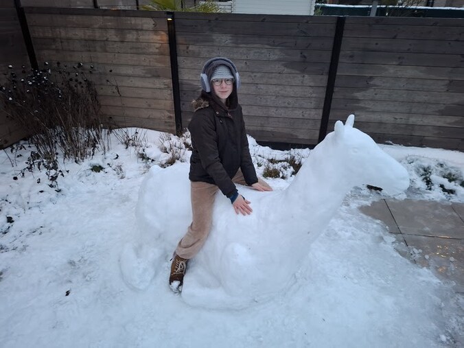 Lise bouwde dit indrukwekkende paard uit sneeuw.