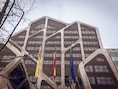 Vrouw (56) voor rechter nadat ze met hamer ramen inslaat van kantoor bewindvoerder: “Ik kon net op tijd de deur dichtdoen”