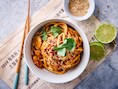 Smullen van Chinees streetfood doe je dankzij deze pittige pindanoedels