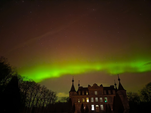 Noorderlicht met zicht op het kasteel van Poeke in Aalter