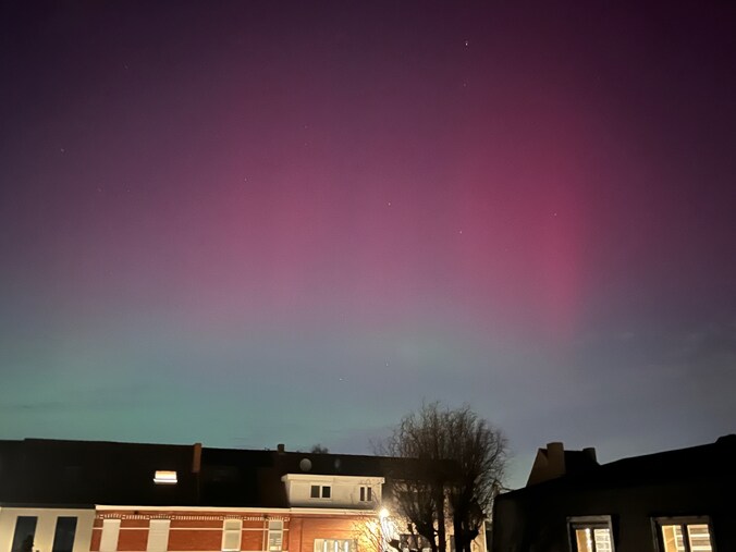 Een lezer uit Sint-Amandsberg kon de paarse kleurschakeringen van het noorderlicht vastleggen op beeld.