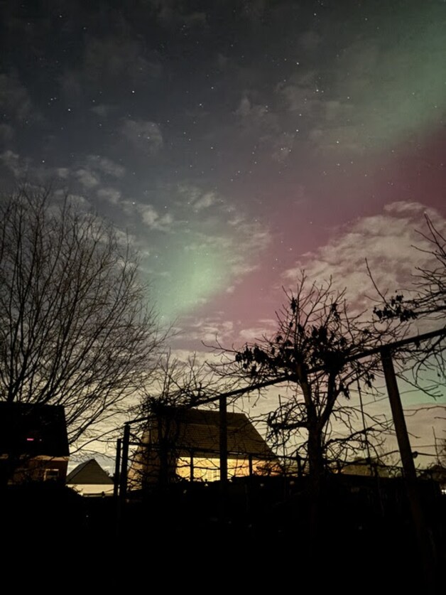Een lezer zag het noorderlicht vanuit de tuin in Geel.