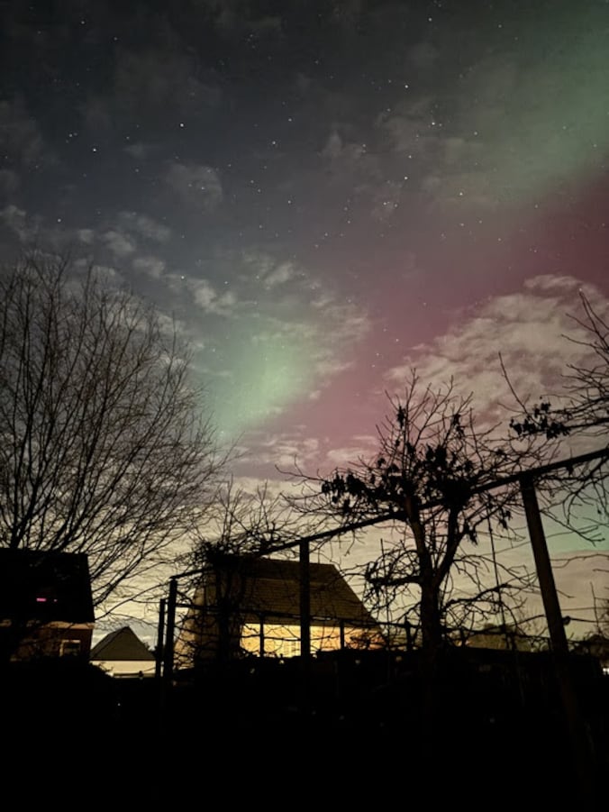 Een lezer zag het noorderlicht vanuit de tuin in Geel.