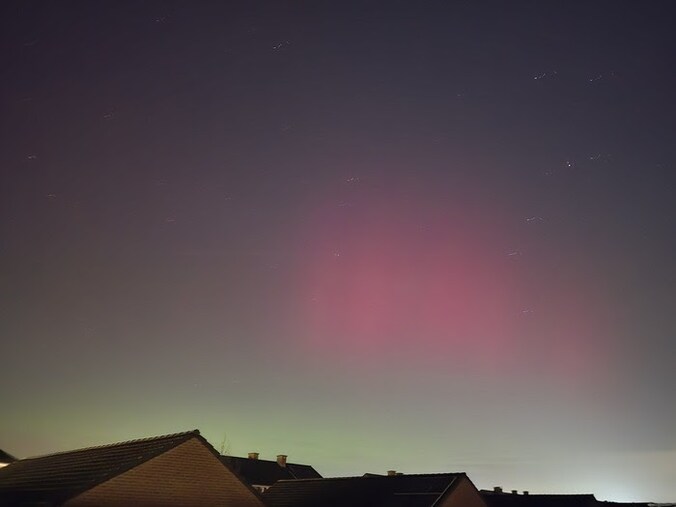 Een lezer uit Kortrijk kon de paarse kleurschakeringen van het noorderlicht vastleggen op beeld.