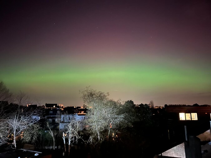 Een lezer uit Brussel kon de paarse kleurschakeringen van het noorderlicht vastleggen op beeld.