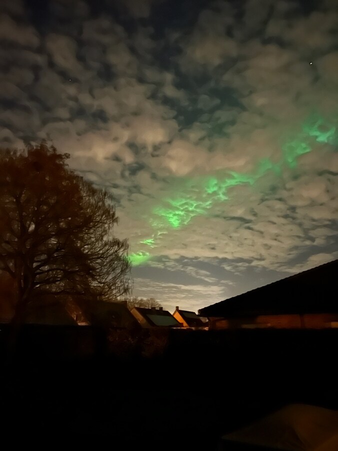 Een lezer uit Vilvoorde kon de paarse kleurschakeringen van het noorderlicht vastleggen op beeld.