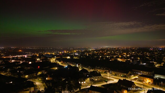 Een beeld uit de lucht van het noorderlicht boven Zulte.