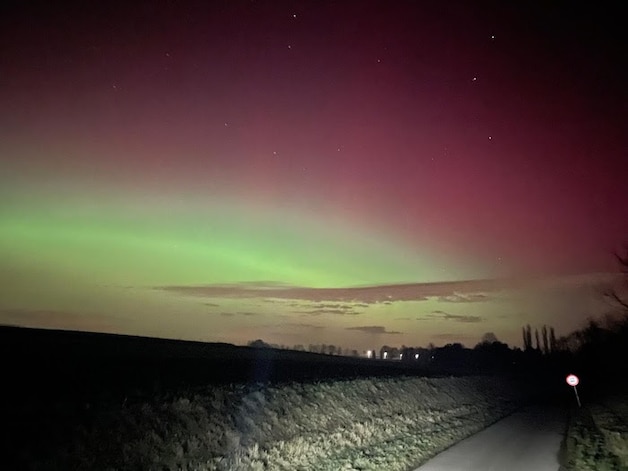Het noorderlicht boven de velden in Boutersem.