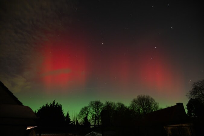 Een lezer uit Wevelgem kon de paarse kleurschakeringen van het noorderlicht vastleggen op beeld.
