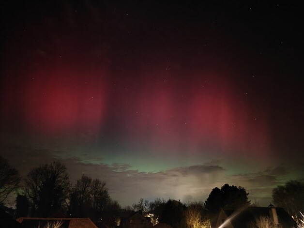 Een lezer uit Lommel kon de paarse kleurschakeringen van het noorderlicht vastleggen op beeld.