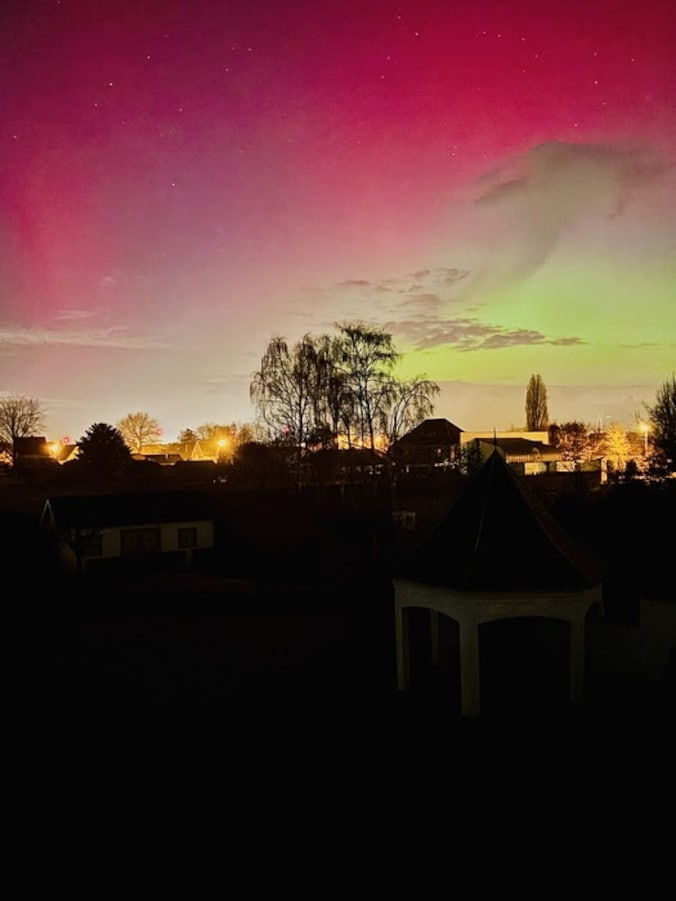 Een lezer uit Lommel kon de paarse kleurschakeringen van het noorderlicht vastleggen op beeld.