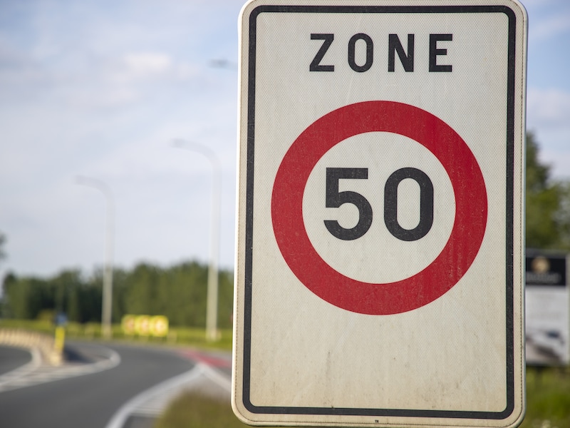 Boete en rijverbod voor man (56) die meer dan 100 km/u reed in een zone 50: “Hij dreigde zijn afspraak bij de tandarts te missen”
