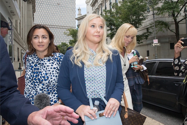 Virginia Giuffre (midden) na een zitting in de zaak Epstein in New York