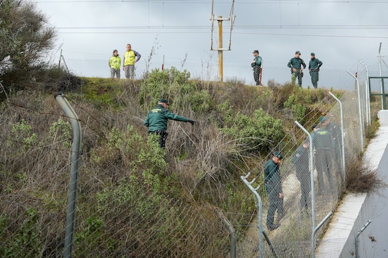 De zoektocht naar de twee laatste lichamen na de treinramp in het Zuid-Spaanse Adamuz.

