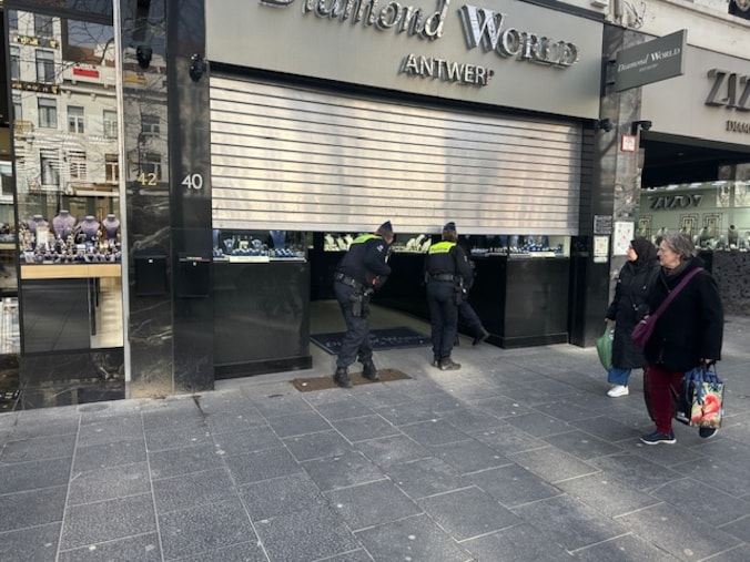 De federale en lokale politie assisteren de Zwitsers bij hun onderzoek. 