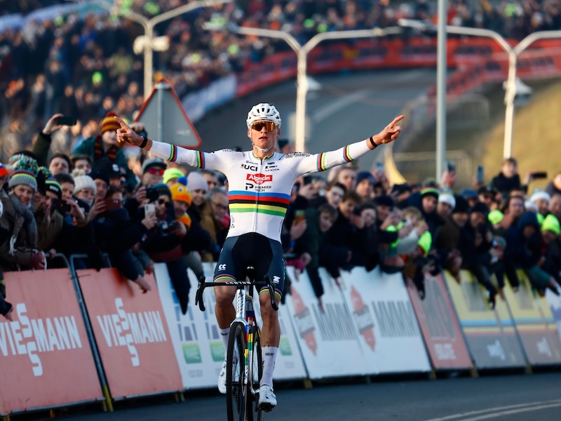 Mathieu van der Poel is met nieuw record klaar voor WK en kijkt al verder: “Misschien probeer ik dit jaar het openingsweekend” 