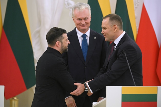 De Oekraïense president Volodylyr Zelensky (L) met de Litouwse president Gitanas Nauseda (C) en de Poolse president Karol Nawrocki in Vilnius eind vorige maand.