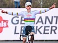 “Het was vechten tot het einde”: ondanks twee lekke banden wint beresterke Mathieu van der Poel in Maasmechelen, Nys vierde