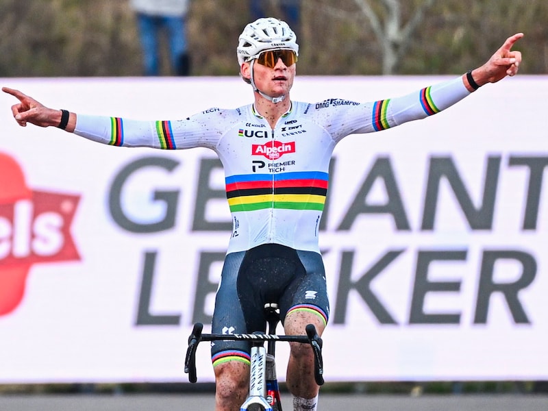 “Het was vechten tot het einde”: ondanks twee lekke banden wint beresterke Mathieu van der Poel in Maasmechelen, Nys vierde