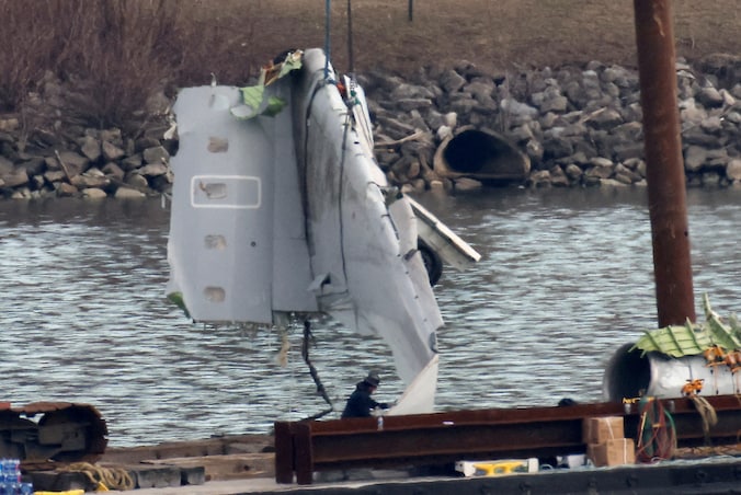 Een deel van de vleugel van het American Airlines-vliegtuig wordt uit de Potomac gehesen. Archiefbeeld.