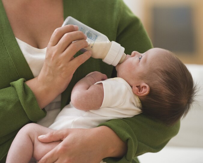 Baby drinkt melk, illustratiebeeld