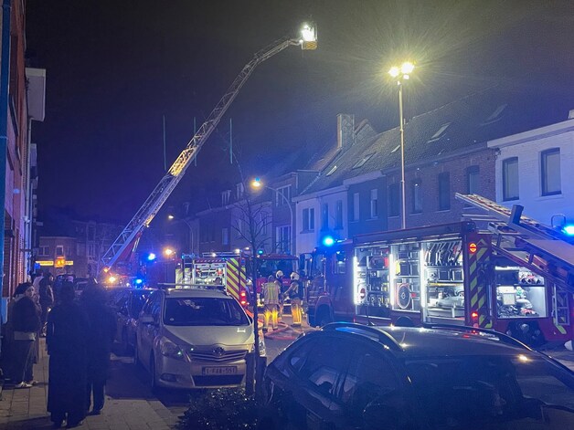 Door een brand in het washok is een rijwoning in de Roterijstraat in Kortrijk voorlopig onbewoonbaar.