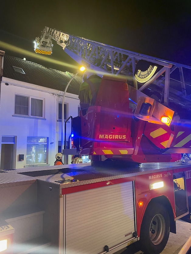 Door een brand in het washok is een rijwoning in de Roterijstraat in Kortrijk voorlopig onbewoonbaar.