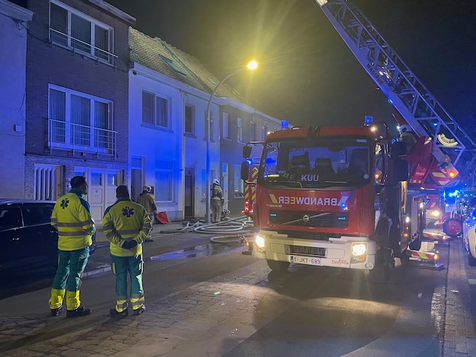 Door een brand in het washok is een rijwoning in de Roterijstraat in Kortrijk voorlopig onbewoonbaar.
