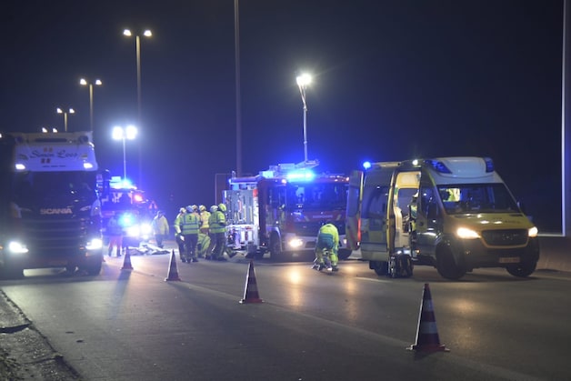 Politie en brandweer rukten rond 21.30 uur uit na een melding van een ongeval met meerdere voertuigen.