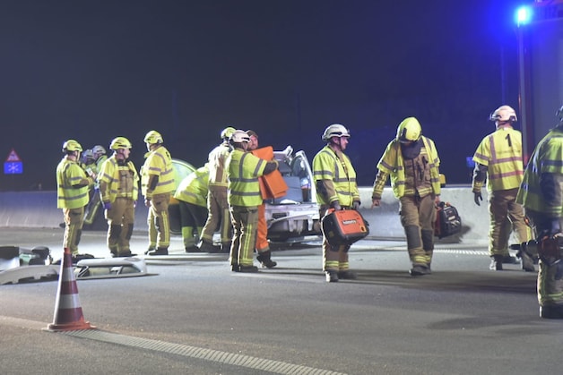 De brandweer knipte één van de wagens open om een persoon te bevrijden die vastzat.
