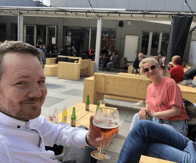 Schepen Brecht Cassiman en burgemeester Evelien De Both op het terras van de cafetaria.