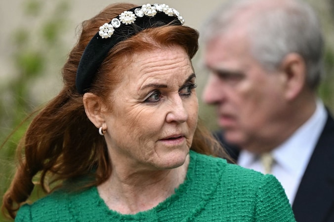 Sarah Ferguson met op de achtergrond Andrew Mountbatten-Windsor.