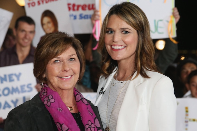 Nancy Guthrie (l) naast haar beroemde dochter, de NBC-presentatrice Savannah Guthrie.
