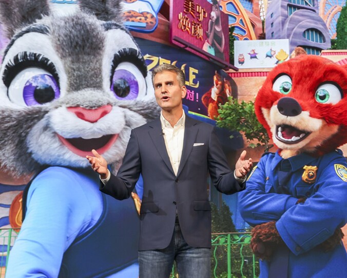 De nieuwe CEO van Disney Josh D'Amaro tijdens een voorstelling in Disney Resort Shanghai (archiefbeeld)