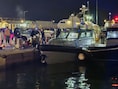 Officieren van de Griekse kustwacht voeren reddingsoperaties uit in een haven op het oostelijke Egeïsche eiland Chios, Griekenland (Pantelis Fykaris/Politischios.gr via AP)