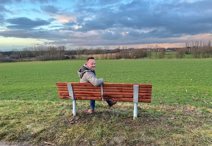 De zitbank op de kruising van de Bosveldstraat met Eekhout.