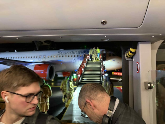 De geëvacueerde passagiers werden met de bus terug naar de luchthaven gebracht.  