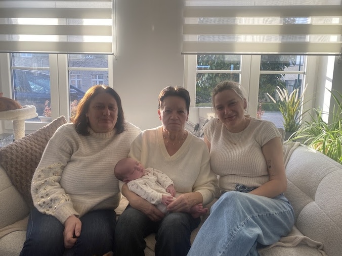 Overgrootmoeder Nelly, oma Sandria en mama Marieke samen met baby Siena.