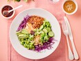 Comfortfood nodig voor de lente? Probeer deze crispy rijstsalade met pindasausje