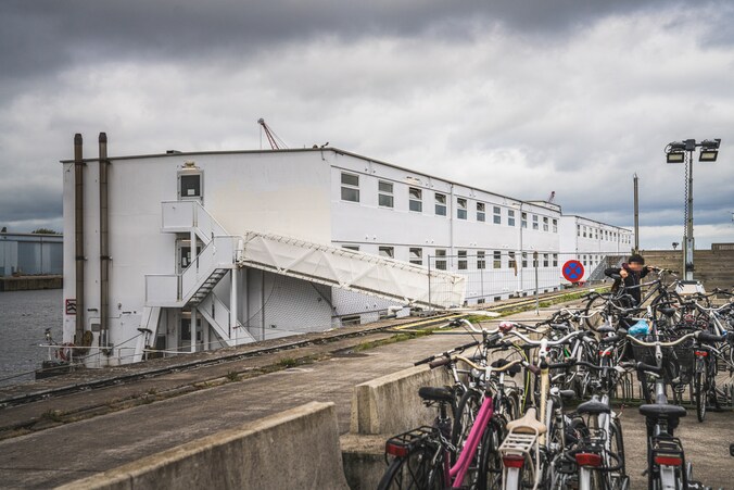 Illustratiebeeld. De Reno-boot, het ponton in Gent dat wordt gebruikt voor de opvang van migranten.