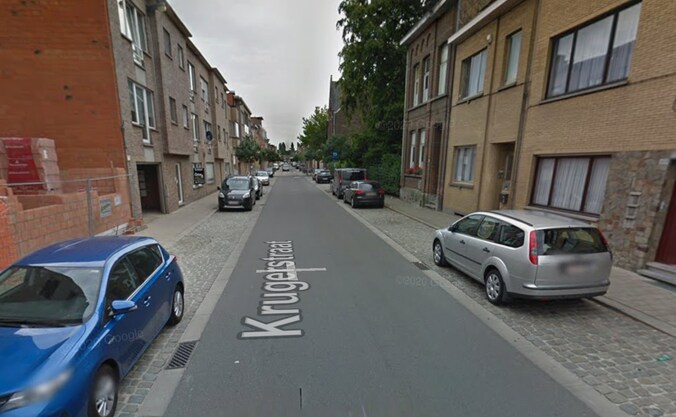 In de Krugerstraat in Hoboken zijn dinsdag iets voor 15 uur loskomende gevelstukken van een gebouw gemeld, wat een gevaar opleverde voor voorbijgangers.