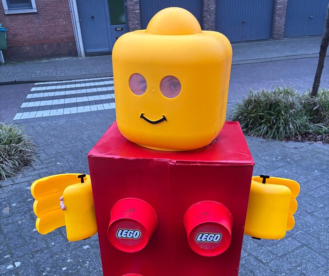Stig kroop in een zelfgemaakt LEGO-pak.
