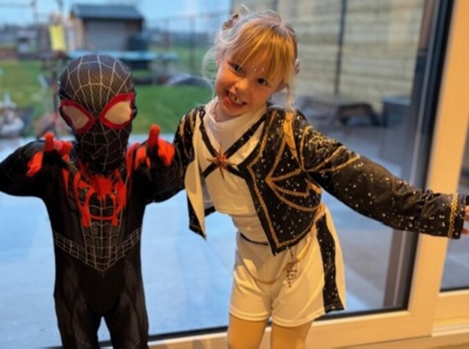 Emil en Elise vlak voor ze vanochtend naar school vertrokken.